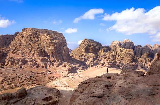 Randonneur dans le désert en Jordanie