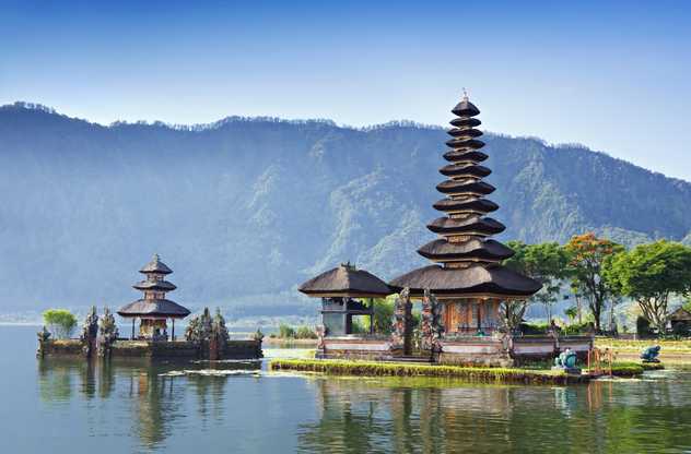 Temple balinais sur le lac à Bali