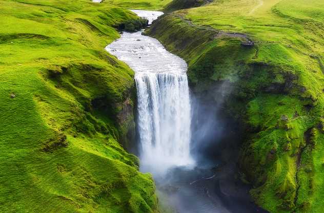 Vue aérienne sur la chute d'eau de Skogafoss en Islande