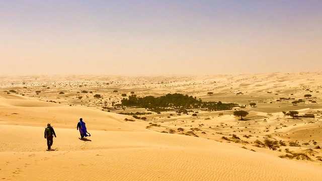deux randonneurs traversant un désert en Mauritanie