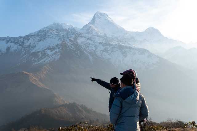 Guide local et randonneurs au Népal