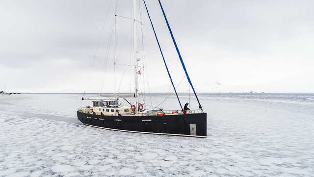 © Va Liente Photo du voilier valiente dans les glaces