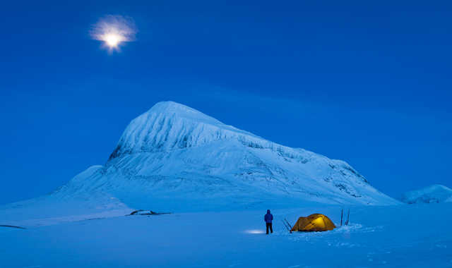 aventurier-devant-sa-tente-dans-le-parc-national-srek-en-hiver-sanderstock
