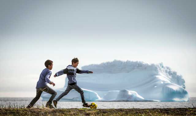 Enfants jouant au football au Groenland - © Visit Greenland Mads Pihl Enfants jouant au football au Groenland
