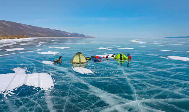 Tentes sur le lac baikal - © Propeller Video Tentes sur le lac baikal