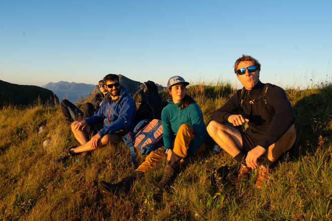 Groupe de randonneurs assis sur les sommets Îles Lofoten en été