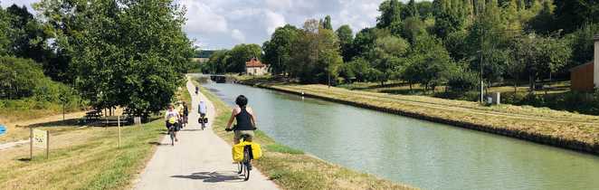 Cycliste au bord du canal de bourgogne