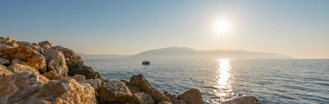 Coucher de soleil avec à l'horizon la péninsule de Karaburun en Albanie