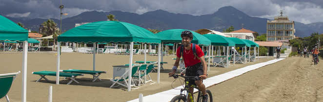 Cycliste sur une plage italienne