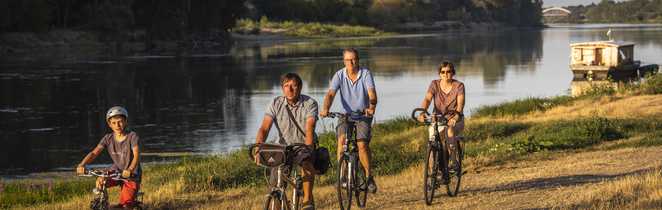 Cyclistes sur piste cyclable de la Loire à Vélo