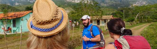 Explications du guide dans la vallée de Viñales