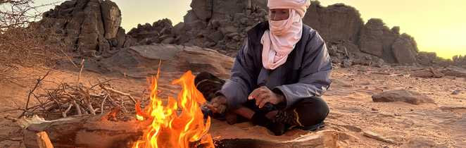 Feu de camp d'un touareg dans le désert du Sahara en Algérie