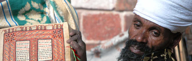 Homme d'église tenant un livre sacré en Ethiopie
