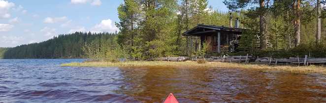 Kayak de mer sur le lac de Hossa, Finlande