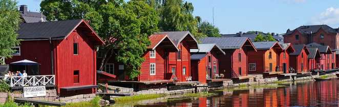 Maisons typiques de pêcheurs sur les bord de la mer Baltique en Finlande