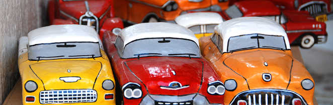 Miniature de voitures cubaines, artisanat sur un marché de Vinales à Cuba