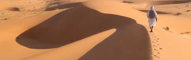 Randonneur dans le désert en Mauritanie