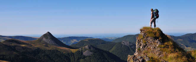 Randonneur dans les Monts du Cantal, Auvergne