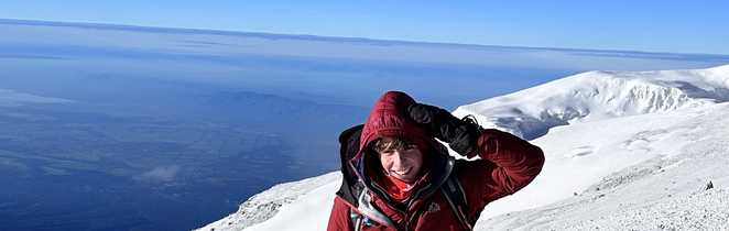 Randonneur durant l'ascension finale du Kilimandjaro en Tanzanie