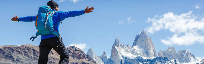 Randonneur regardant le paysage de montagne de Patagonie. Fitz Roy, Argentine.