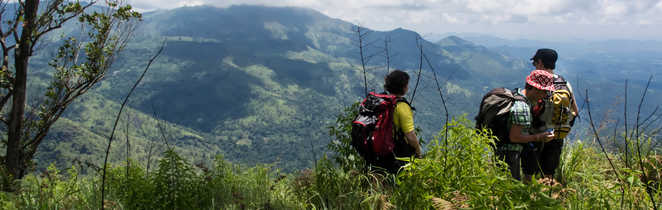 Randonneurs admirant le  paysage de montagne lors d'une randonnée