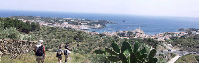 Randonneurs sur le chemin entre Collioure et Cadaques avec vue mer, Pyrénées