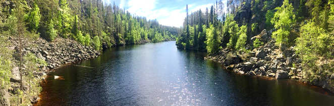 Rivière finlandaise l'été en Laponie