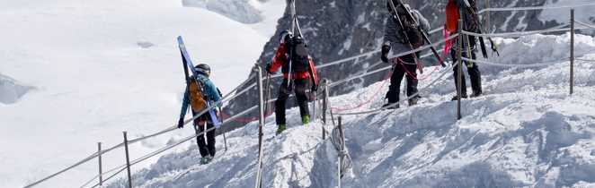 Skieurs à l'Aiguille du midi s'apprêtant à descendre la Vallée Blanche