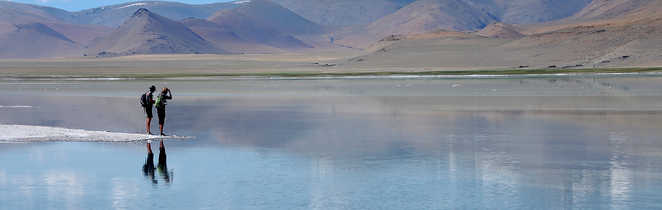 Trekkeurs sur les rives du lac Tso Kar, dans le Changtang, en Inde Himalayenne