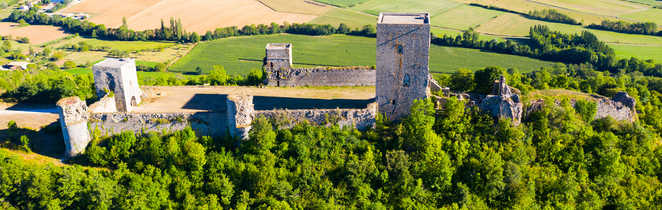 Vue aérienne du chateau de puivert situé dans le Pays Cathare en Occitanie