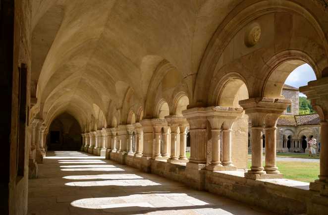 couloir dans l'abbaye de fontenay