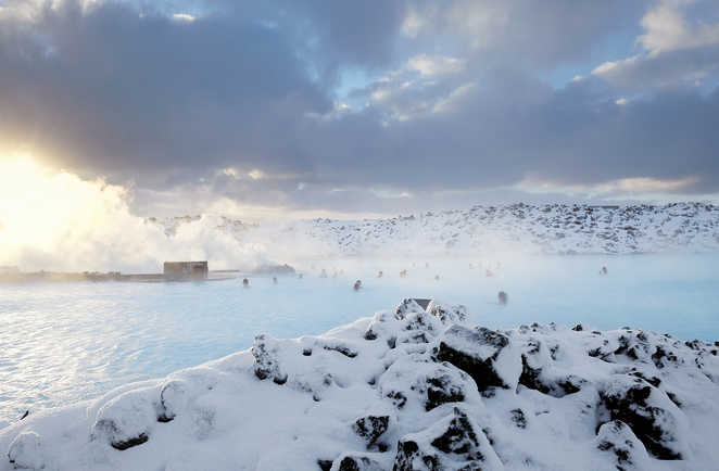 Baignade dans les sources d'eau chaude en Islande
