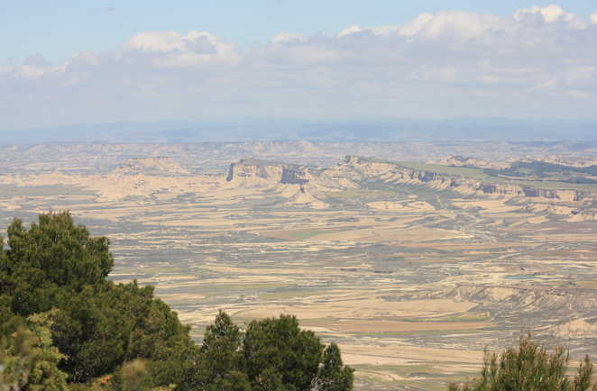 Vue panoramique sur les Bardenas Reales et ces reliefs argileux uniques
