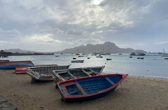 barques au bord de l'eau au Cap Vert