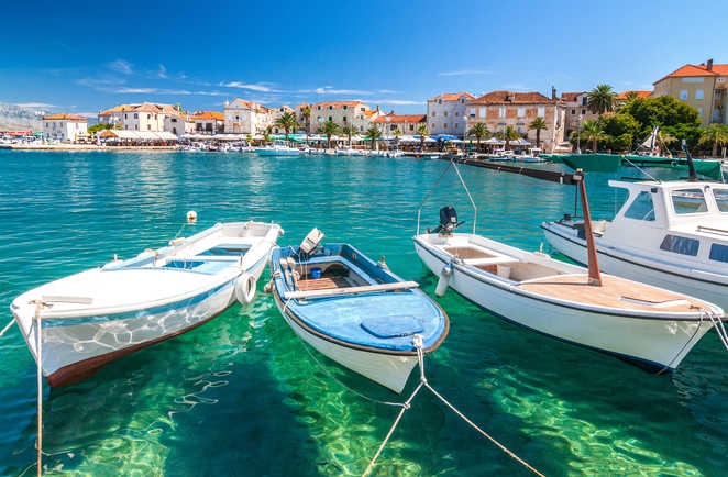 Bateaux dans le port de Supetar sur l’île de Brac en Croatie