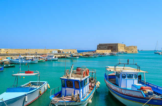 Bateaux dans le vieux port Héraklion en Crète