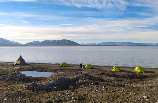 Camp de base au Svalbard dans la toundra