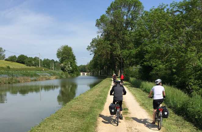 Cyclistes au bord du canal de bourgogne