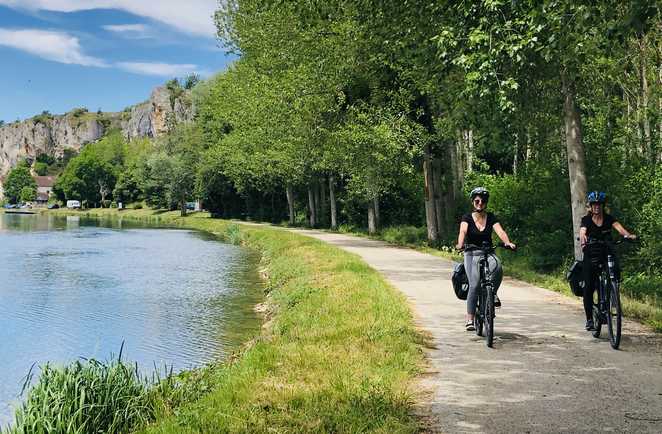deux cycliste au bord du canal du nivernais et en arriere-plan les rochers du saussois