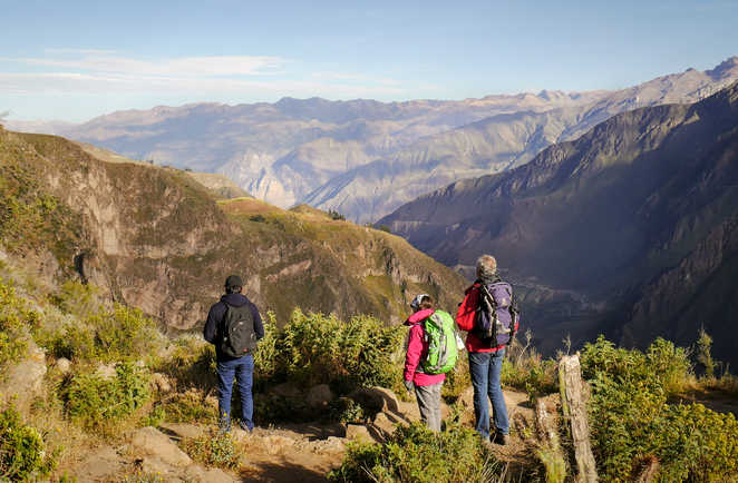 Randonneurs admirant la vue du canyon de Colca
