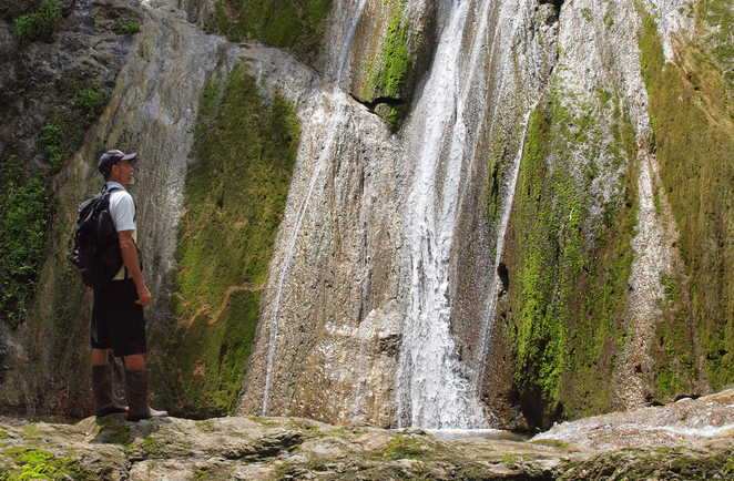 cascade dans la foret du Cerro Escondido, dans péninsule de Nicoya
