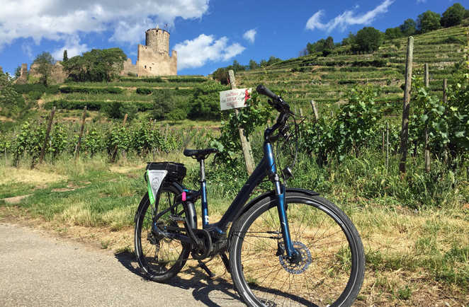 Un vélo devant le Château Kaysersberg en Alsace