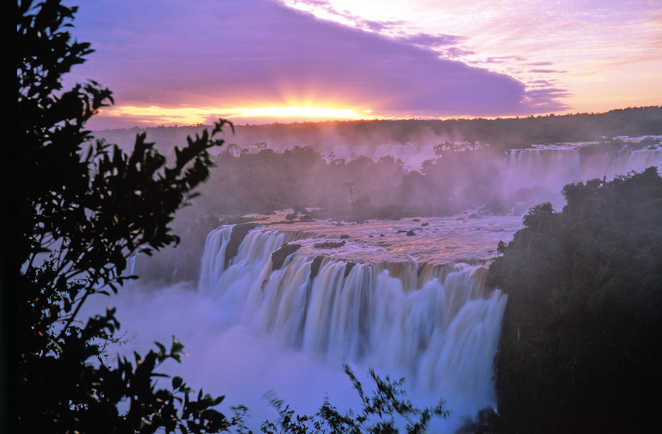 Coucher de soleil sur les chutes d'Iguaçu