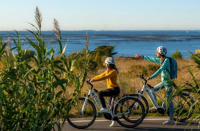 Couple à vélo Etang de Thau