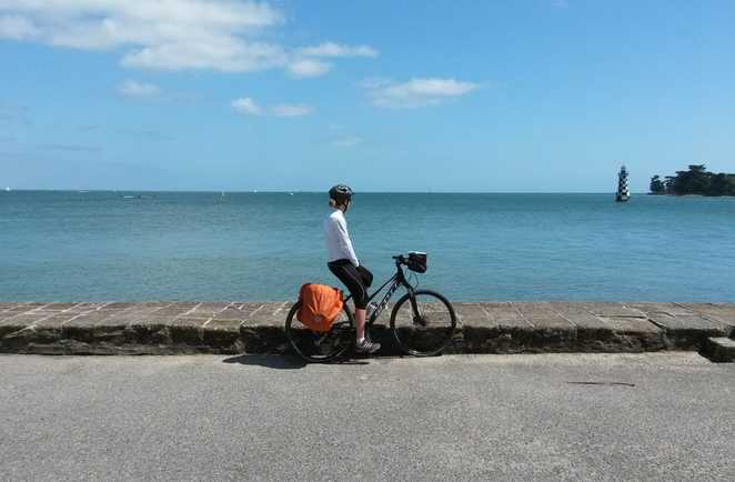 cycliste regardant la mer