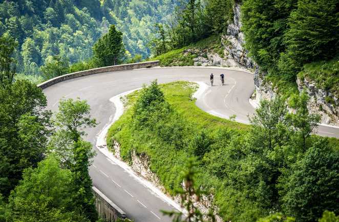 2 Cyclistes aux lacets de Septmoncel dans le Jura