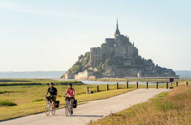 Cyclistes sur la route du Mont Saint-Michel