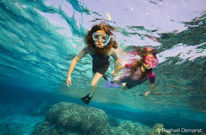 Dans les eaux calmes et chaudes de la Mer Rouge, les plus jeunes s'initient au snorkeling en toute sécurité
