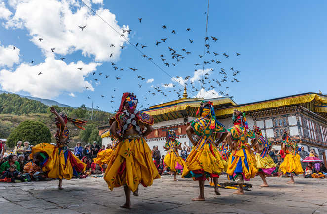Danse religieuse au tshechu du lhakhang de Jambay au Bhoutan