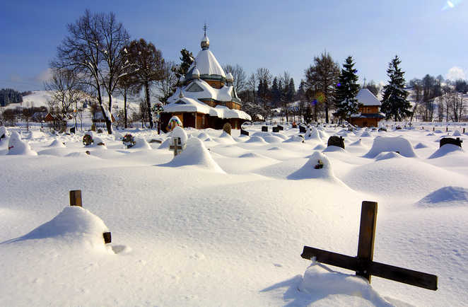 Eglise et cimetière ukrainiens enneigés, paysage des carpates